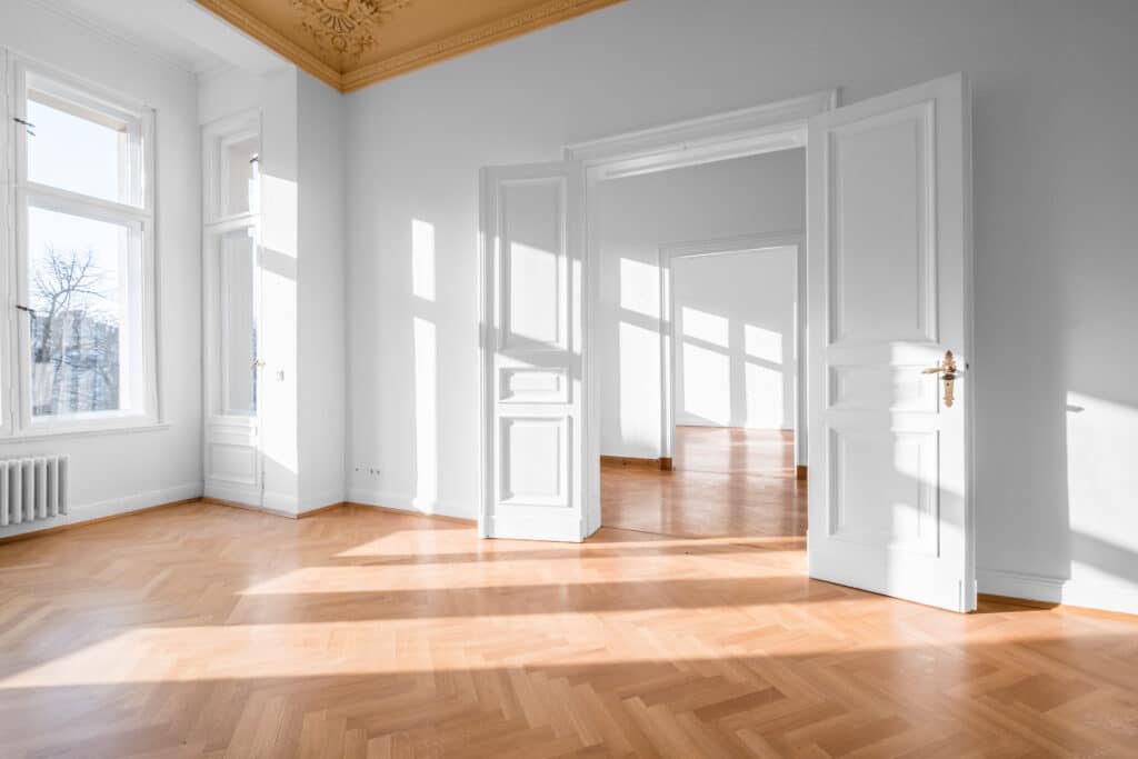 Empty room, flat with stucco ceiling and parquet floor